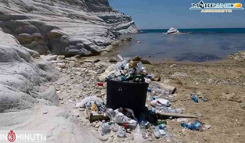 Scala dei Turchi da “Premio della Critica” a “Premio per il Degrado”: arrivano i soliti rifiuti in spiaggia