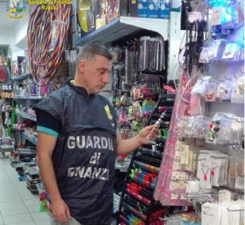 Maxi sequestro, ritirati 130mila articoli pericolosi per la salute: avrebbero fruttato 220mila euro Maxi sequestro, ritirati 130mila articoli pericolosi per la salute: avrebbero fruttato 220mila euro