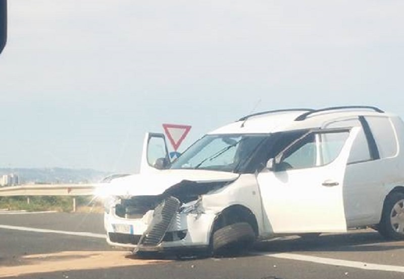 Furgone sbanda ed esce fuori strada in tangenziale: traffico paralizzato
