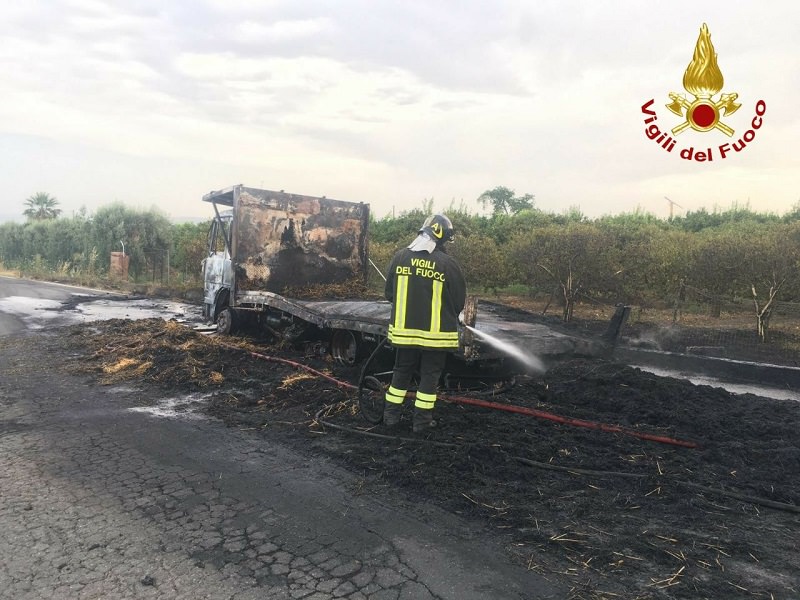 Scoppia uno pneumatico, camion avvolto dalle fiamme lungo la Palermo-Catania