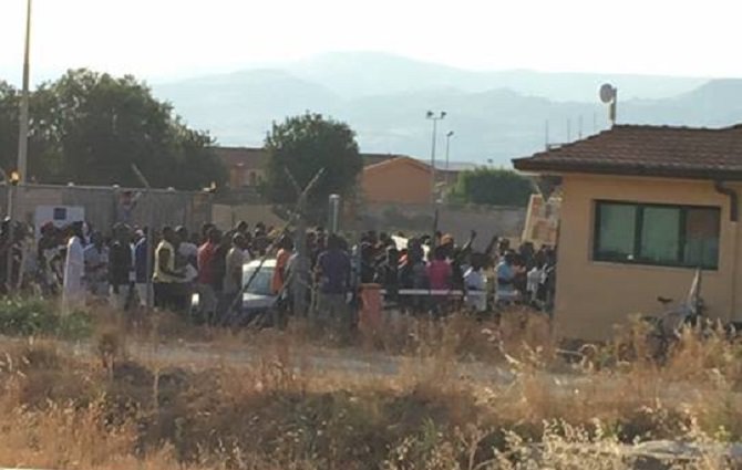 Immigrati C.A.R.A. di Mineo in rivolta: bloccata la Catania-Gela. “Vogliono la piscina…”