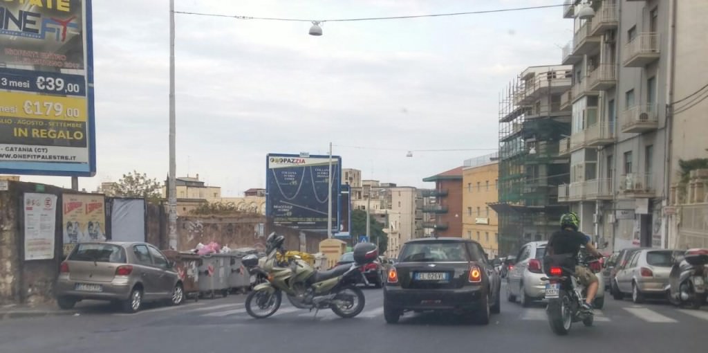 Scontro tra una Mini Cooper e una moto in via Passo Gravina: un ferito