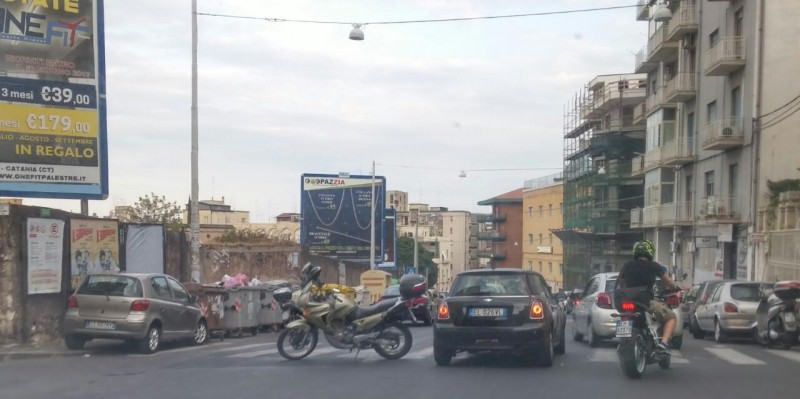 Scontro tra una Mini Cooper e una moto in via Passo Gravina: un ferito