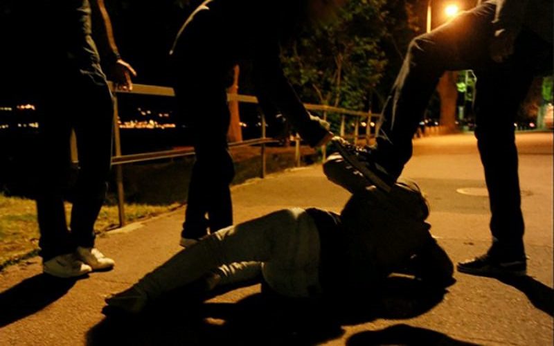 Ubriaco in strada aggredisce i carabinieri e si fa del male: arrivato in Pronto Soccorso picchia i dottori