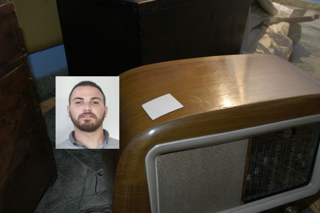 Scassina la villa e porta via 35mila euro: “incastrato” con un mobile