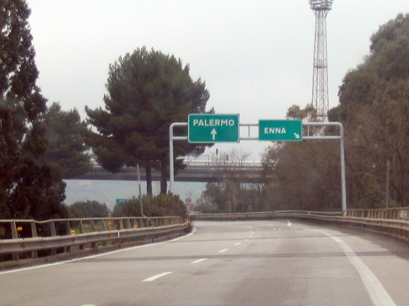 Rogo lungo l’autostrada A19 Palermo-Catania: traffico temporaneamente bloccato