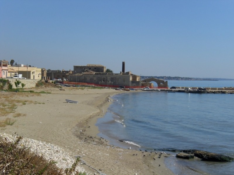 Giallo ad Avola: trovato cadavere nudo e con ferite in spiaggia