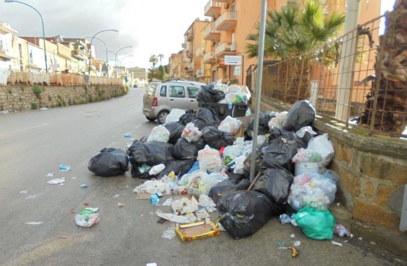 Palermo piena di rifiuti, lamentele di Orlando: “La Rap ha le sue carenze, ma non ci aiuta nessuno”