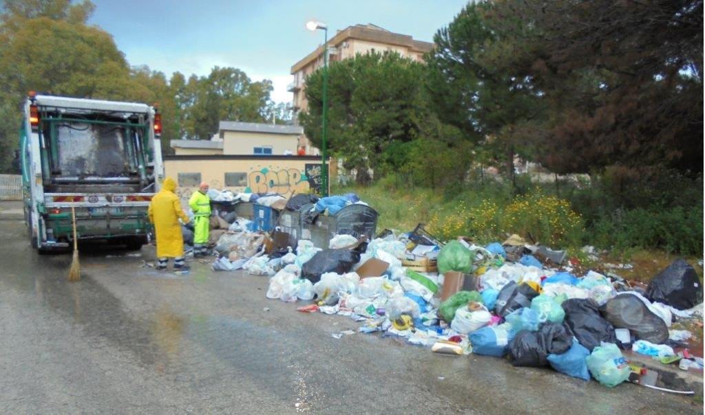 Emergenza rifiuti in Sicilia tra spazzatura e privatizzazioni, Musumeci va avanti: “Iniziata la bonifica”