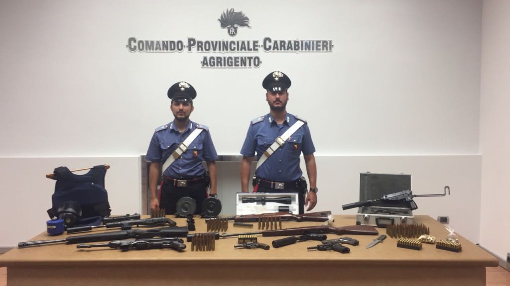 Infermiere per lavoro, trafficante d’armi nel tempo libero: anche bombe a mano e mitra nel suo arsenale