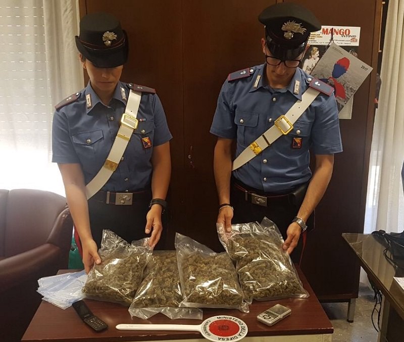L’ispettore “Derby” lo incastra: 2 chili di marijuana in casa