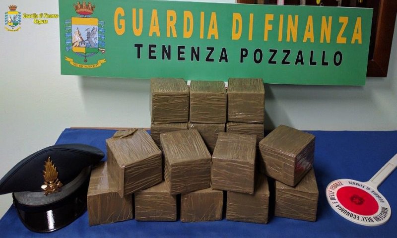 Nascondeva 15kg di hashish nel bagaglio per Malta: arrestato 47enne