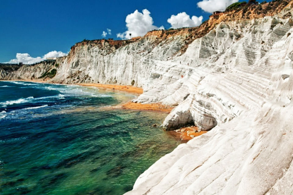 Scala dei Turchi sequestrata dalla Procura di Agrigento: indagato il proprietario