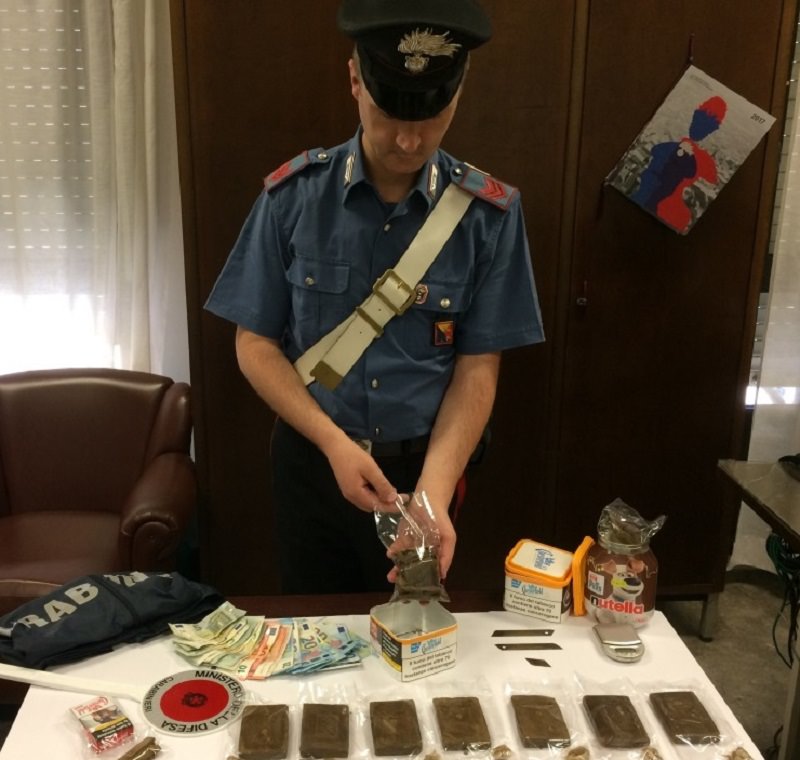 Nascondeva hashish in una fioriera: arrestato 27enne