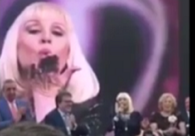 Catania “invasa” dai problemi e intanto a Madrid… Enzo Bianco canta e balla con Raffaella Carrà