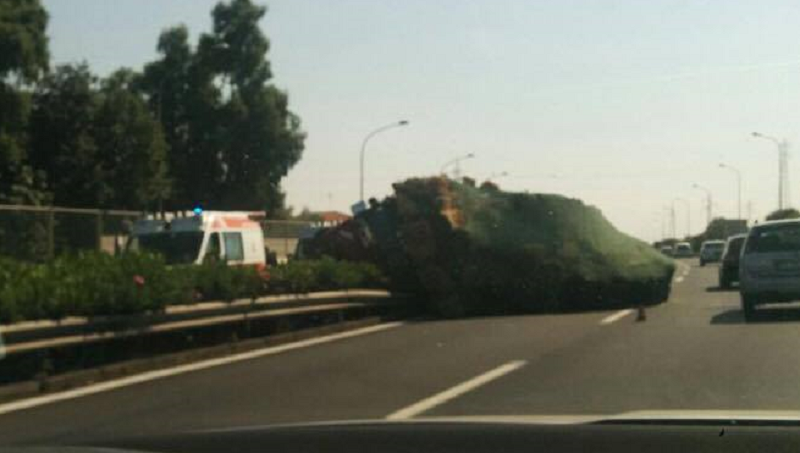 Camion si ribalta in tangenziale, momenti di panico e traffico in tilt