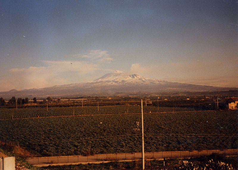 Etna, attività stromboliana e nube di cenere nella notte