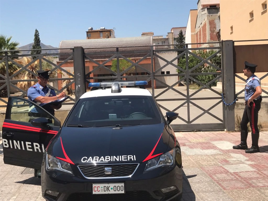Rubano rame dal tetto della palestra comunale, poi tentano la fuga: arrestati dai carabinieri