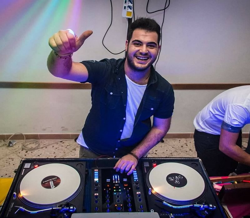 Perde il controllo della moto e si schianta contro un albero: morto il dj Sergio Centinaro