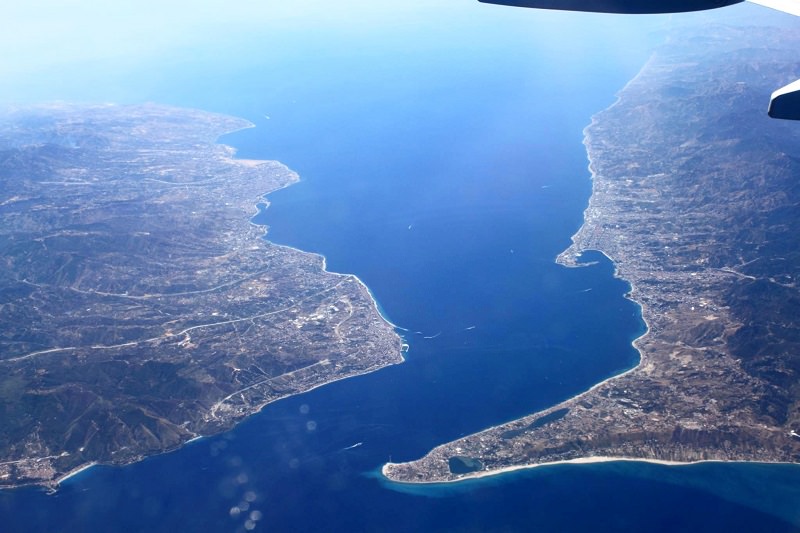 Stretto di Messina, record mondiale di rifiuti sul fondale: in alcuni punti oltre un milione di oggetti per chilometro quadrato