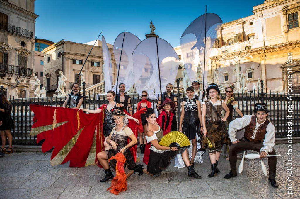 Parte con il solstizio d’estate la mostra fotografica “Fuoco Sicilia – 10 anni di Emozioni con il Teatro del Fuoco ®”