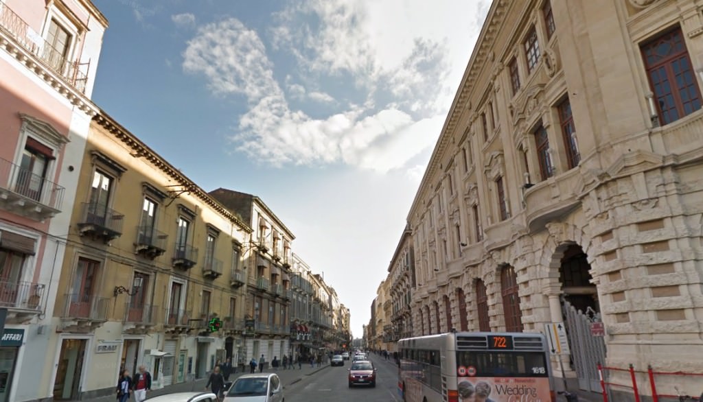 Follia in Via Etnea, giovane ruba un paio di scarpe e poi distrugge gli scaffali: bloccato dalla polizia