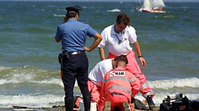 Tragedia in spiaggia, 70enne colpito da malore fatale: si accascia e muore