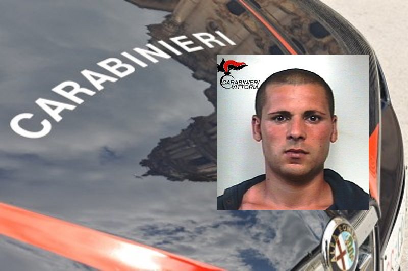 Passeggia tranquillamente ma è agli arresti domiciliari: arrestato 27enne Passeggia tranquillamente ma è agli arresti domiciliari: arrestato 27enne