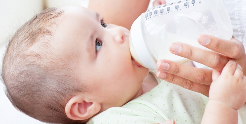 Agenti cancerogeni nel latte in polvere per neonati: scatta il ritiro dal mercato