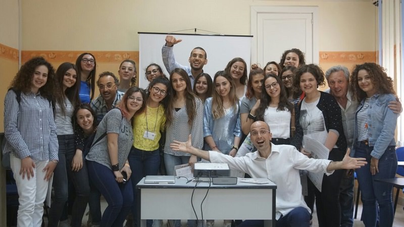 “Ci ridiamo su”, i clowndottori dai giovani: comicoterapia spiegata agli studenti