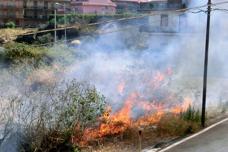 Vari incendi a Catania e provincia, “situazione generale critica”