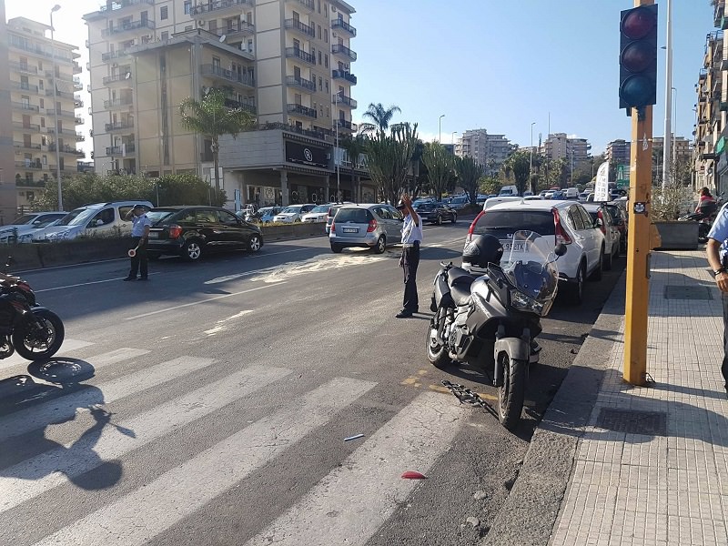 Scontro tra auto e moto in via Vincenzo Giuffrida: feriti i conducenti