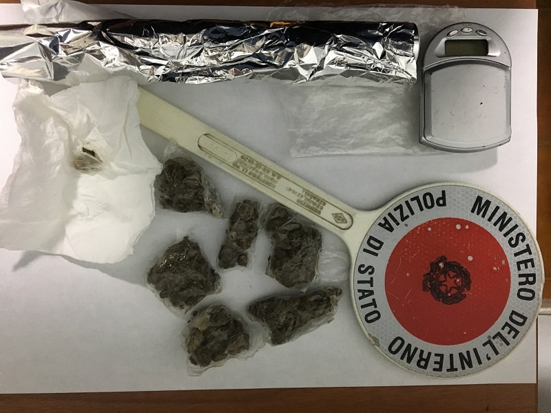 Mostra segni di nervosismo alla vista dei poliziotti, trovata “erba” in macchina e a casa Mostra segni di nervosismo alla vista dei poliziotti, trovata “erba” in macchina e a casa