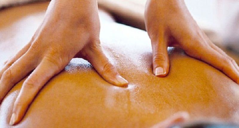 Massaggi “hot” a madre di un bambino: pedagogista lo aveva in cura