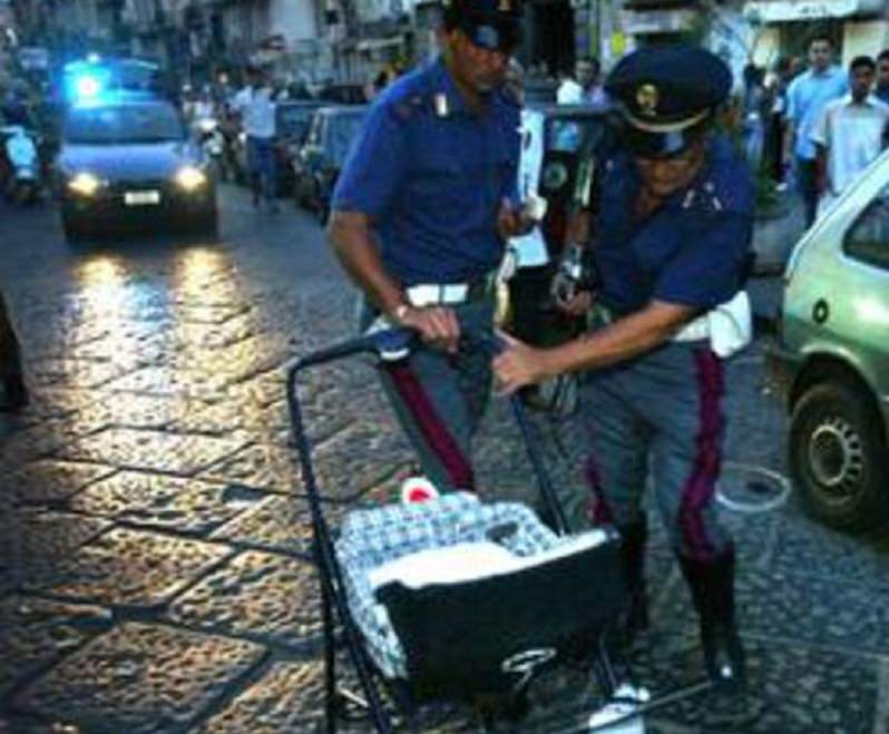 Lascia la figlia dentro il passeggino e si allontana per mezz’ora, denunciata turista tedesca