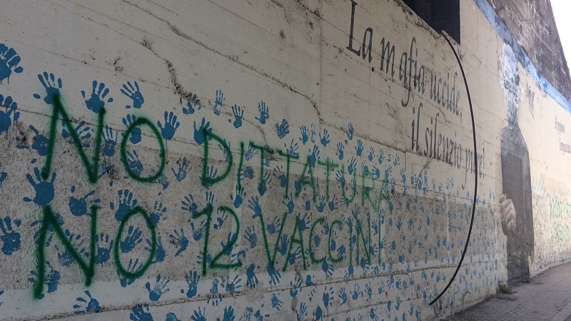 Catania, vandalismo in circonvallazione: scritte sul murales di Impastato
