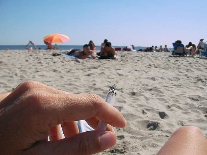 Mozziconi di sigarette, cani, balneazione: tutti i divieti in spiaggia di questa estate 2017