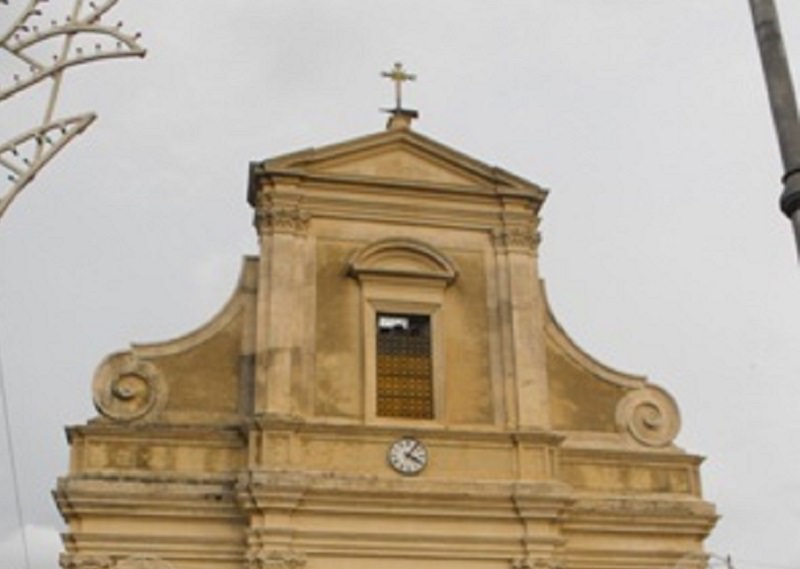 Parroco perseguitato da un fedele: arrestato mentre tenta di dar fuoco al portone della chiesa