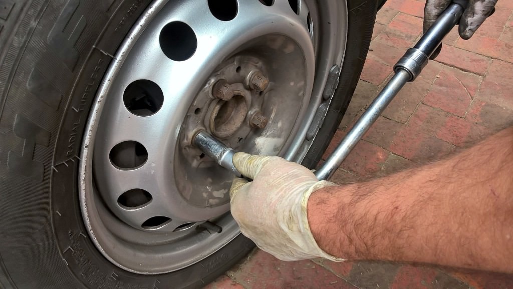 Droga nascosta nelle gomme dell’auto in partenza per Malta: arrestato corriere al porto