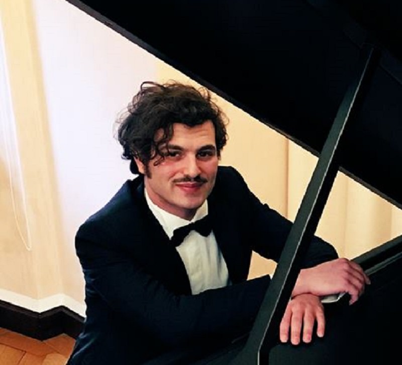 Davide Santacolomba, pianista sordo dalla nascita, prodigio siculo