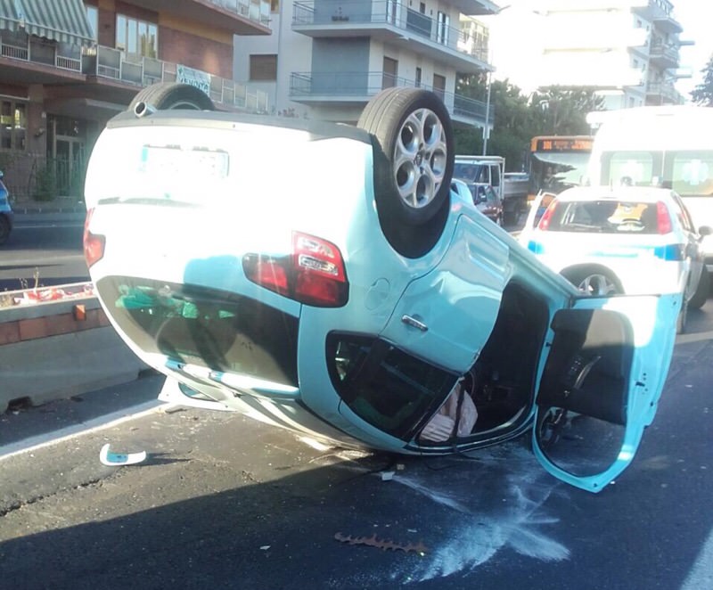 Catania, paura alla circonvallazione: donna si ribalta con la propria auto