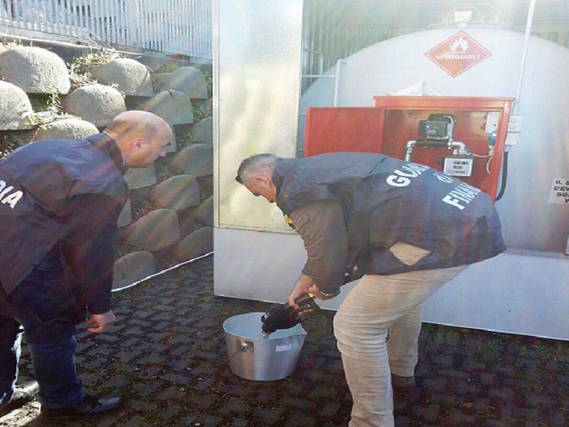 Traffico illecito di carburante: evasi 2 milioni di euro di imposta, 9 denunciati