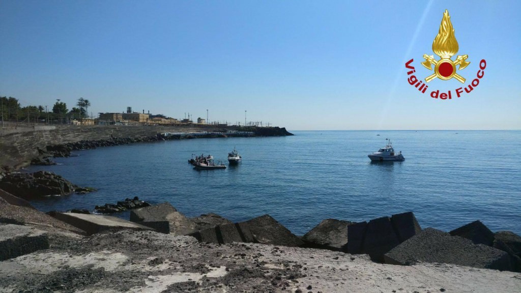 Trovato il cadavere di un uomo al porto di Catania, avvistato in acqua da un pescatore
