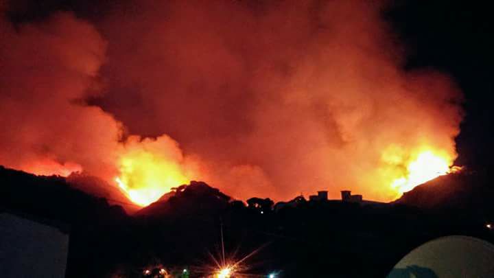 Dà fuoco alle erbacce, viene colpito da un malore e muore avvolto dalle fiamme: vittima un 71enne