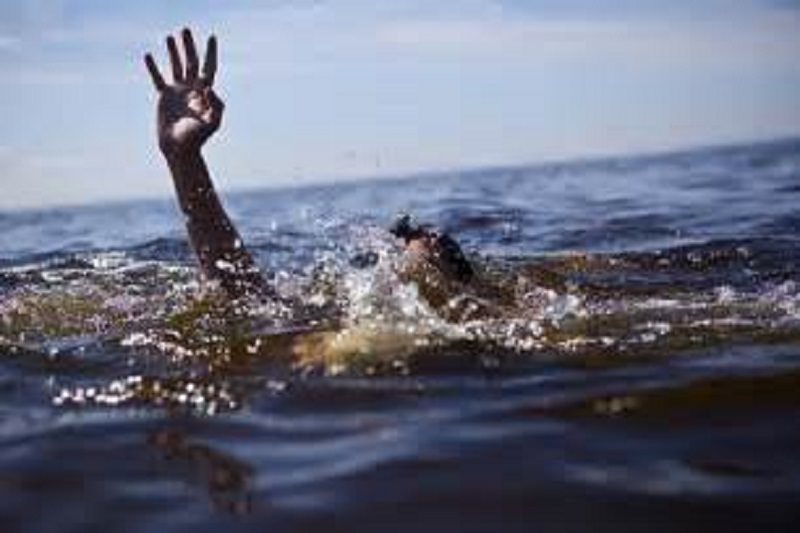 Correnti troppo forti, due ragazzi rischiano di annegare in mare: salvati da un bagnino