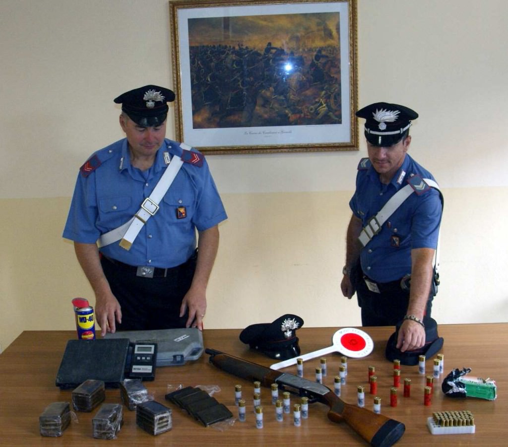 Nasconde nell’ovile 3 chili di hashish, un fucile da caccia e 76 cartucce: arrestato 20enne