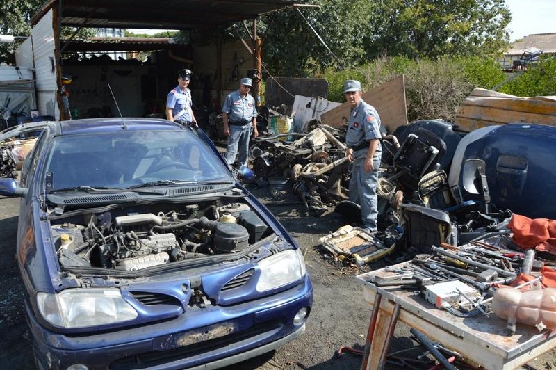 Palermo, sequestrate due aree di demolizione auto