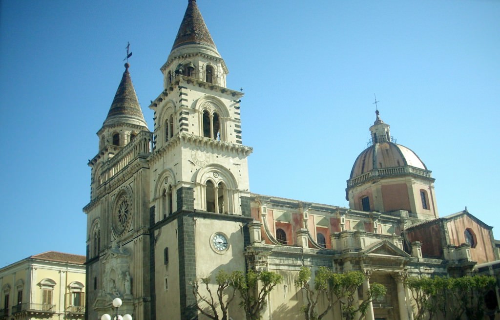 Crollo intonaco Duomo Acireale: bambino ancora grave. Trasporto in elisoccorso a Messina