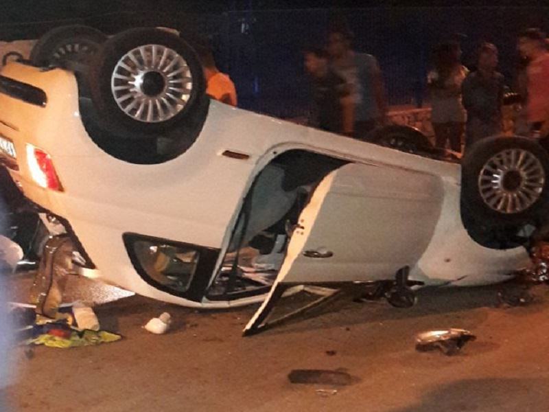 Tentano di evitare una cunetta e si ribaltano: estratti due giovani dall’auto