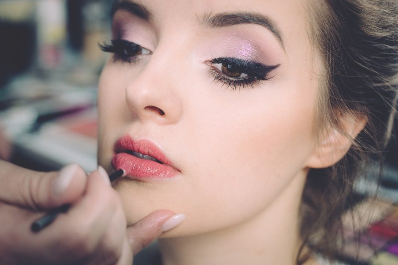 Make up per l’estate 2017: ritornano le pin-up e lo “strobing”